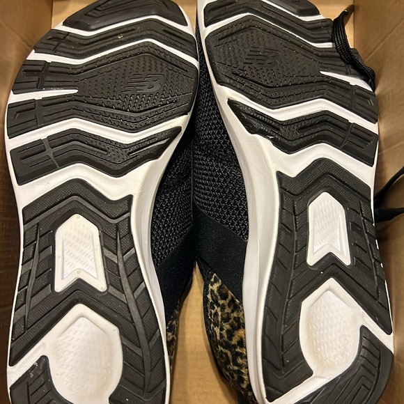 Black New Balance Tennis Shoes. - Picture 6 of 7